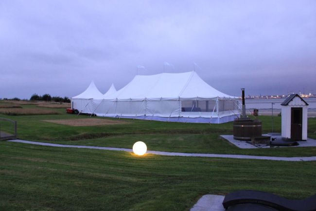 Installation de tente pour le mariage en bord de mer